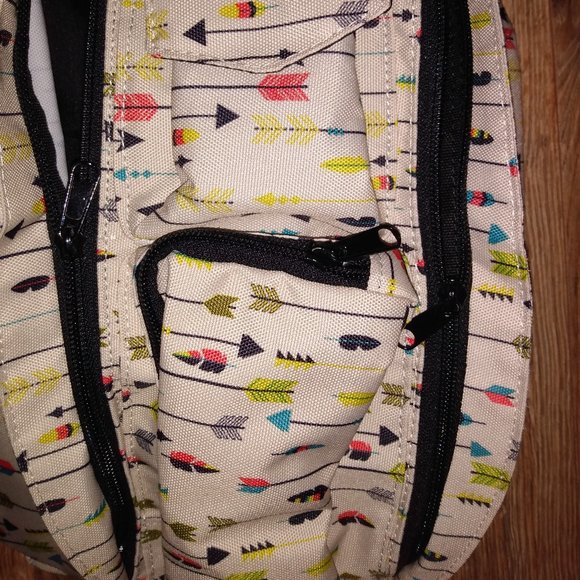 Kavu Crossbody Bag with Colorful Arrow Pattern - Picture 4 of 7
